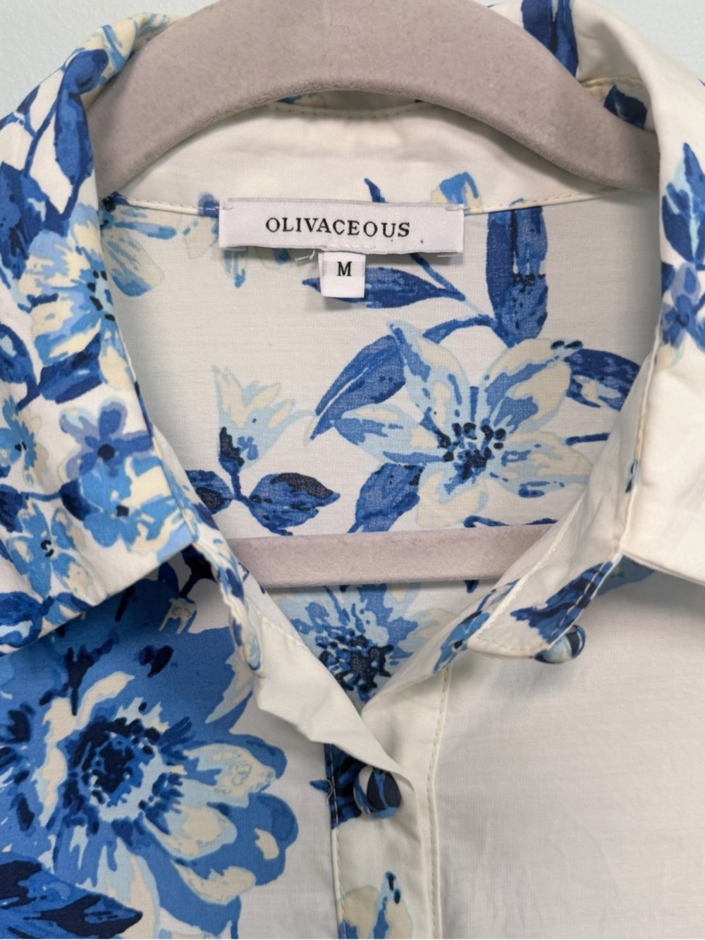 Olivaceous blue and white floral button up belted puff sleeve dress, size Medium - Picture 4 of 10